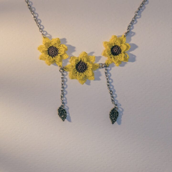 Mehr - A sunflower necklace